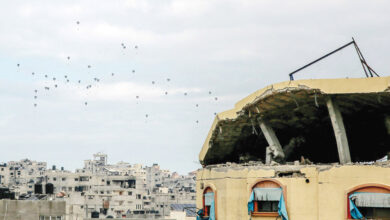 استشهاد 5 فلسطينيين إثر سقوط صناديق مساعدات ألقتها طائرات على غزة