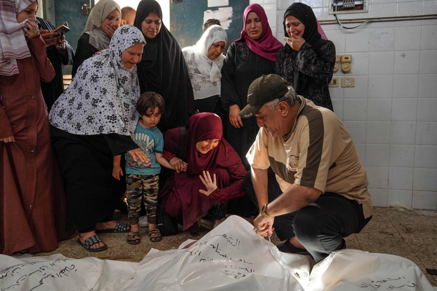 القوات الإسرائيلية تقتل 35 فلسطينياً وتتوغل في شمال وجنوب غزة