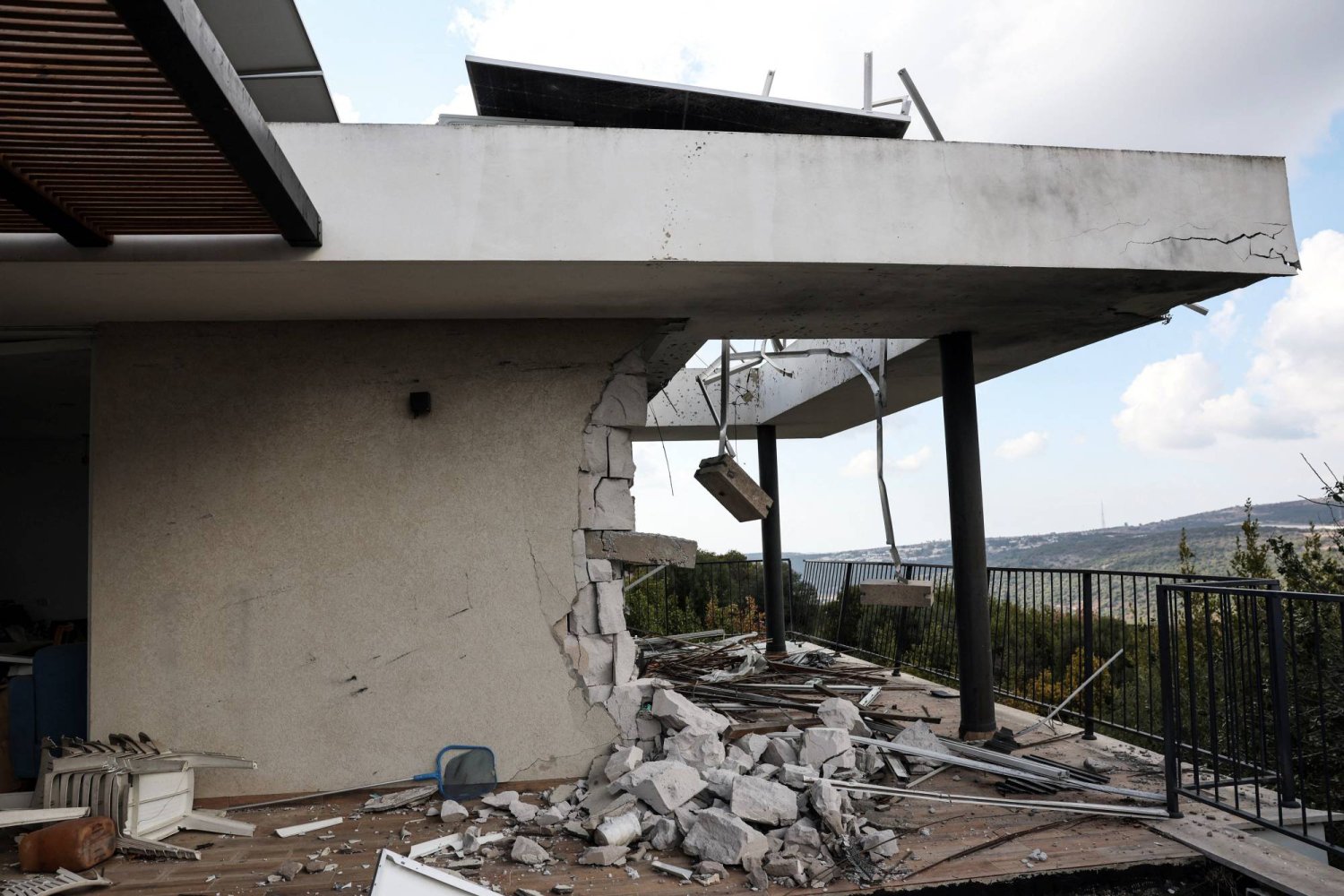 «حزب الله» يعلن إطلاق صواريخ على قاعدة عسكرية في حيفا