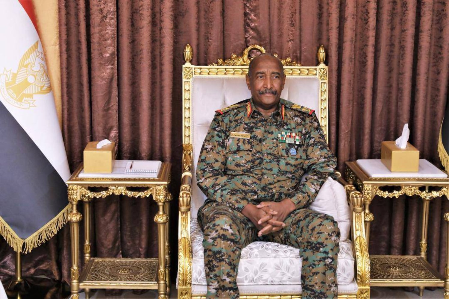 البرهان يقيل وزيري الخارجية والإعلام