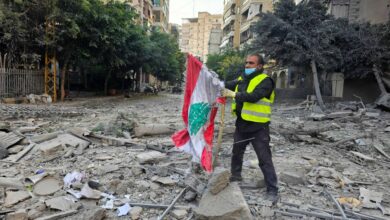 مسعفة تبحث عن والدها بين الأنقاض بعد غارة إسرائيلية على شرق لبنان