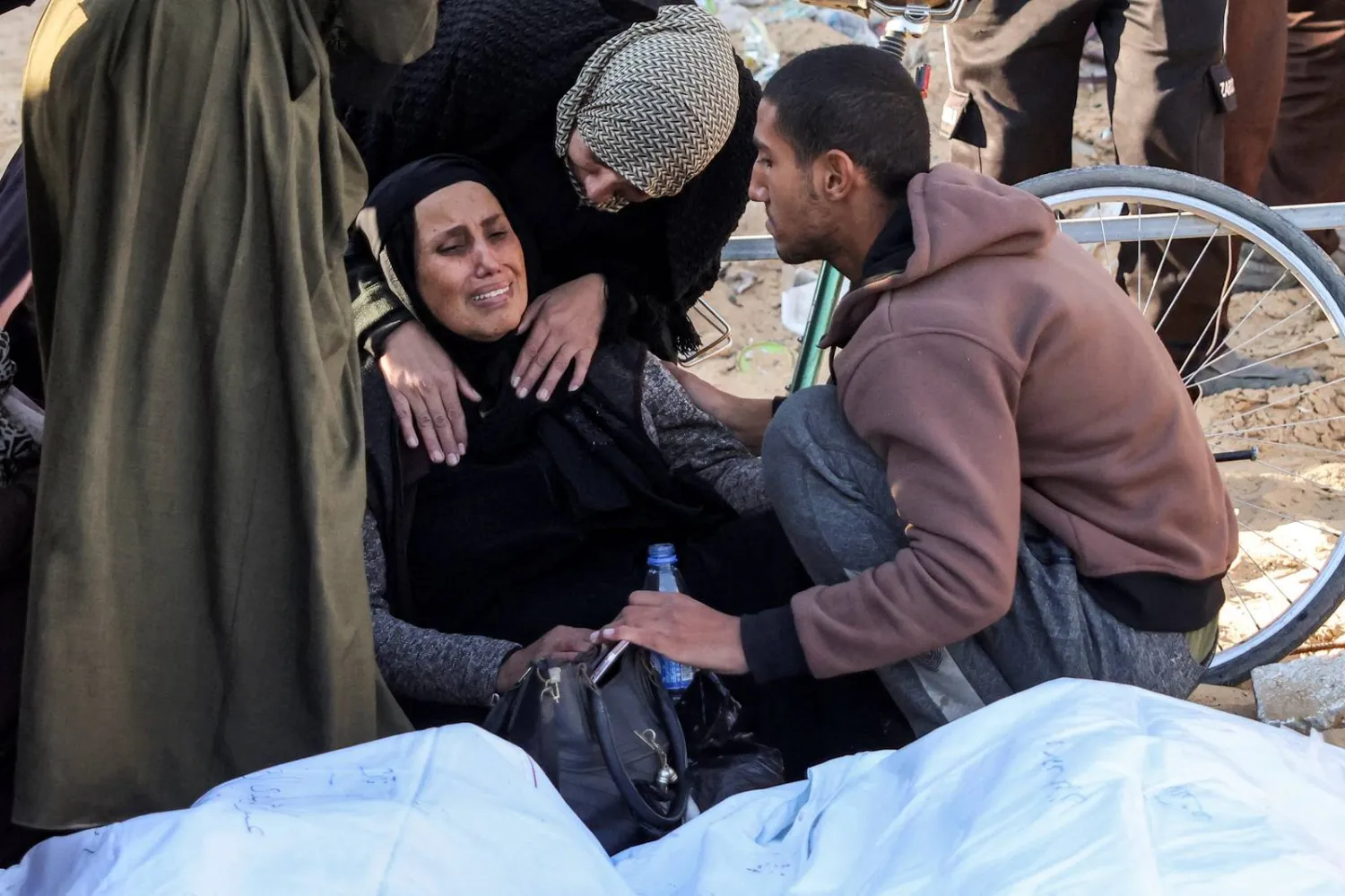 «هدنة غزة»: مفاوضات «متأرجحة» ومصير «مهدد» للرهائن
