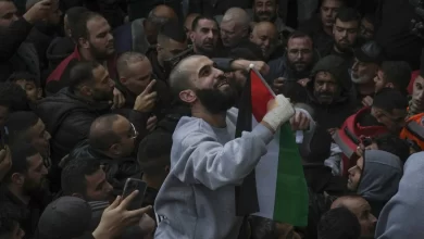 استقبال معتقلين فلسطينيين بالهتافات والزغاريد والألعاب النارية