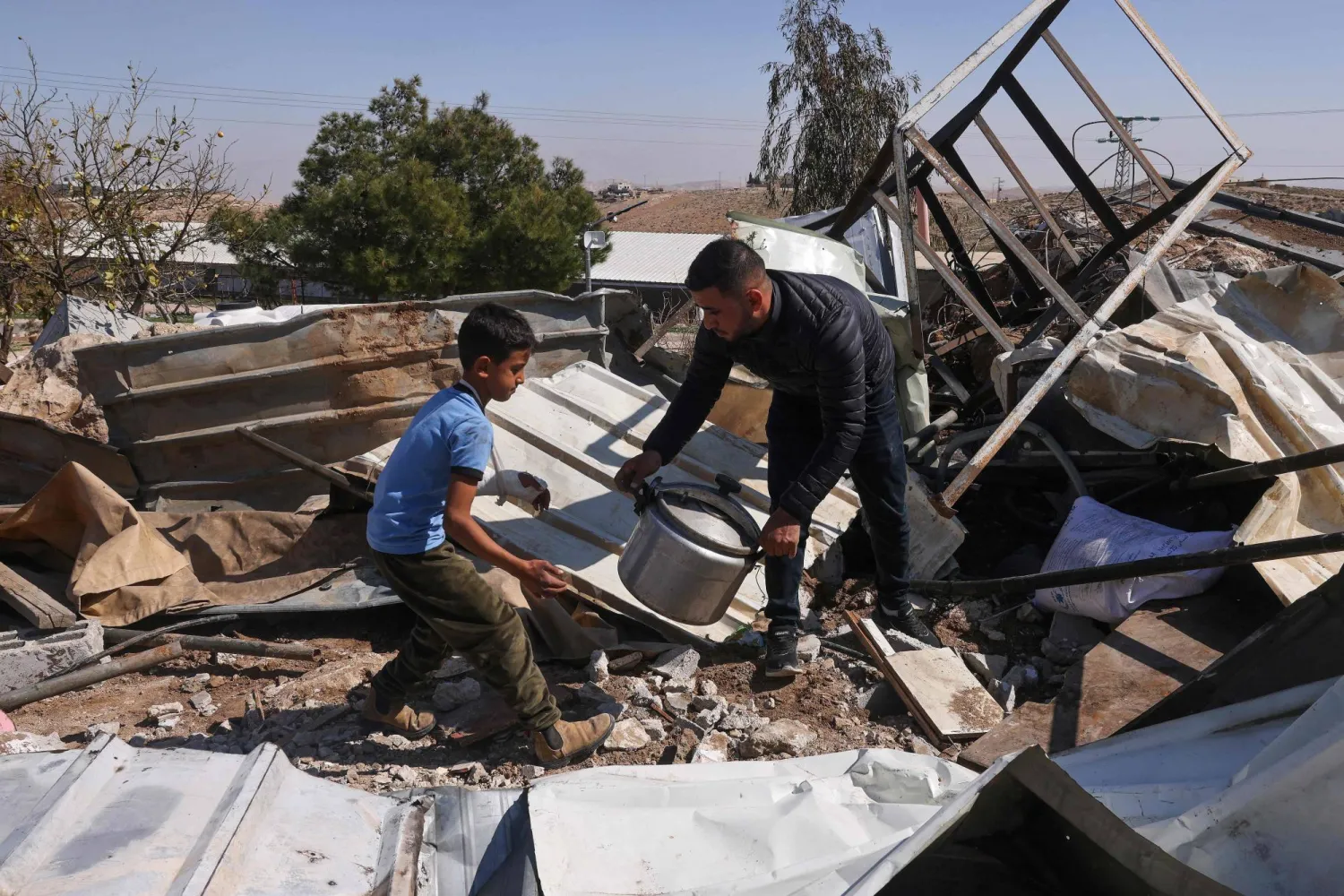 عشرات الآلاف من الفلسطينيين يغادرون مخيمات اللاجئين في الضفة الغربية