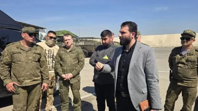 مدير منطقة جبلة يزور قاعدة حميميم للاستماع إلى المواطنين السوريين داخلها