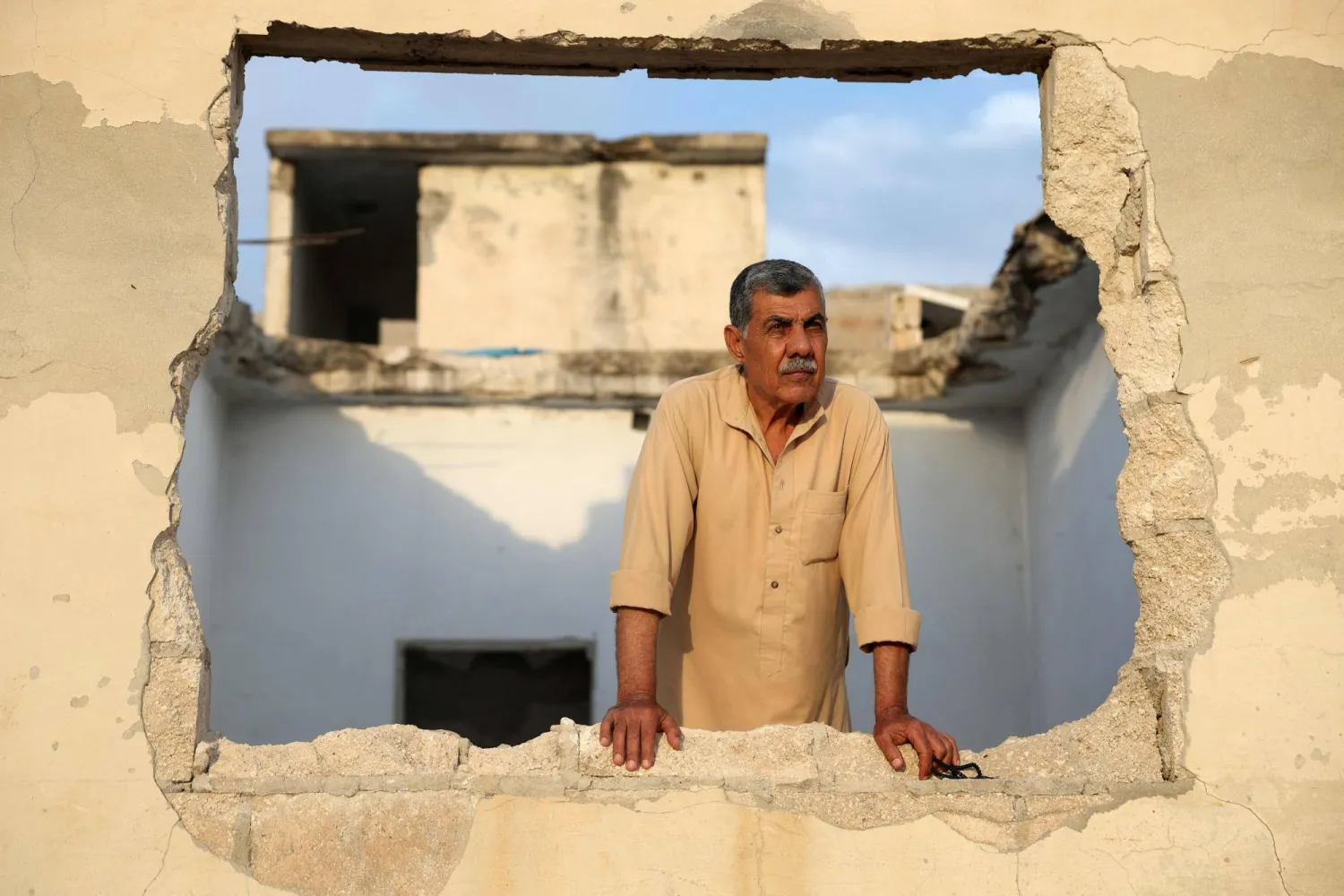 نازحون سوريون يعودون إلى مناطقهم… ينصبون خيماً على أنقاض منازلهم