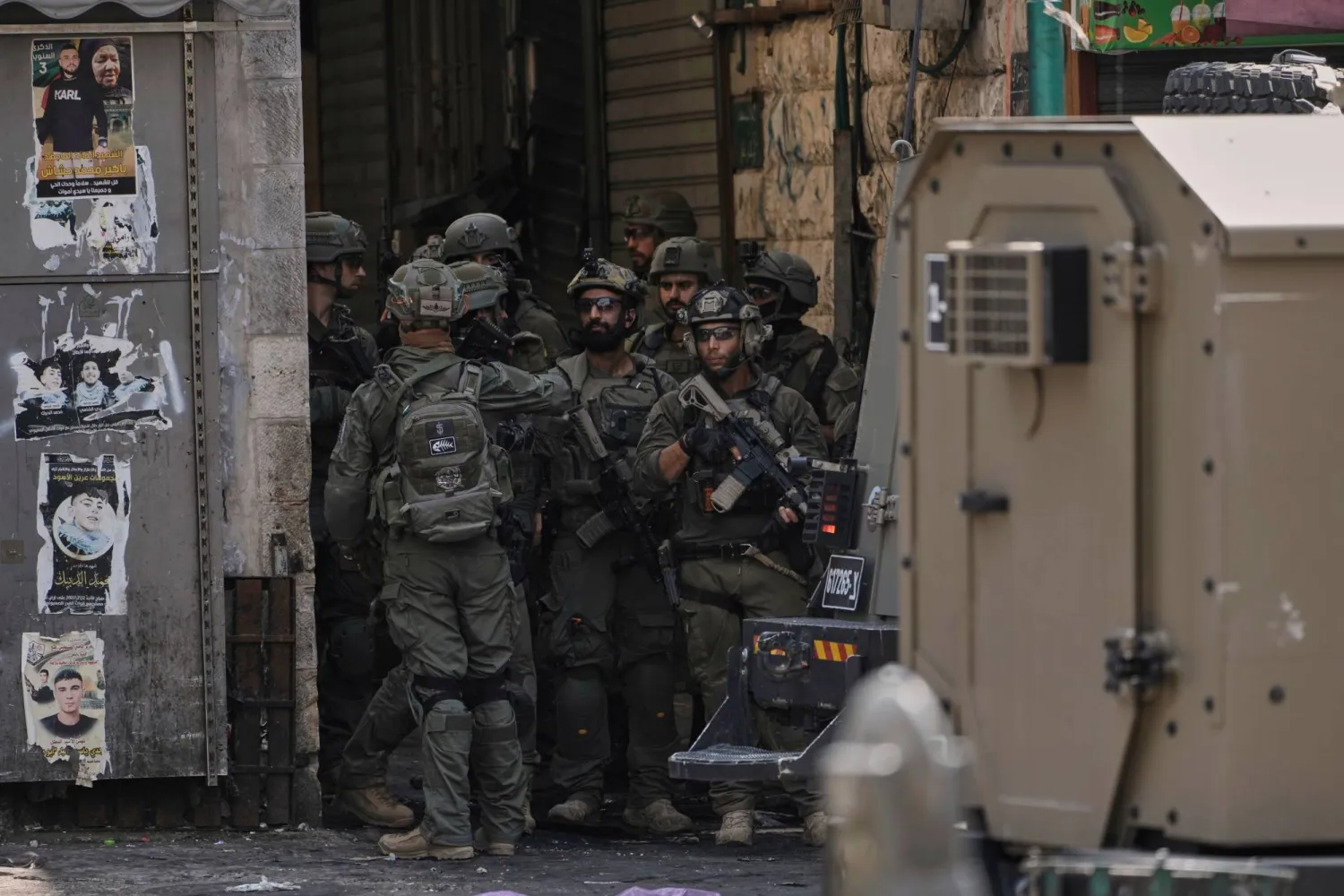 إسرائيل تفرض إغلاقاً على المدن الفلسطينية بالضفة الغربية