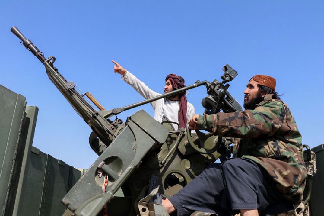 باكستان تعلن “حربا مفتوحة” على طالبان بعد قصف كابول وقندهار